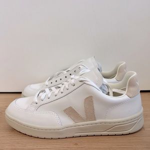Brand New Veja V-12 Size 9 (EUR 40)